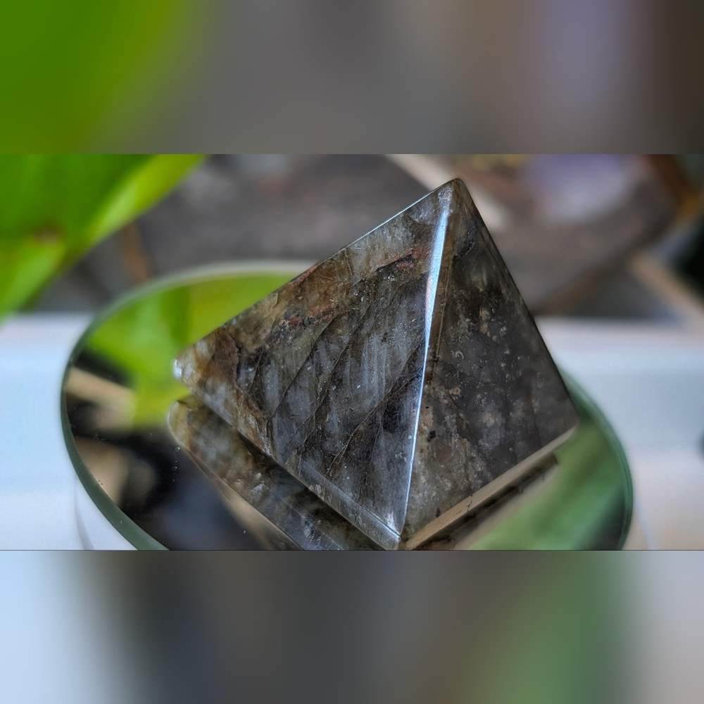 Labradorite Flash Crystal Pyramid - Picture 4 of 11